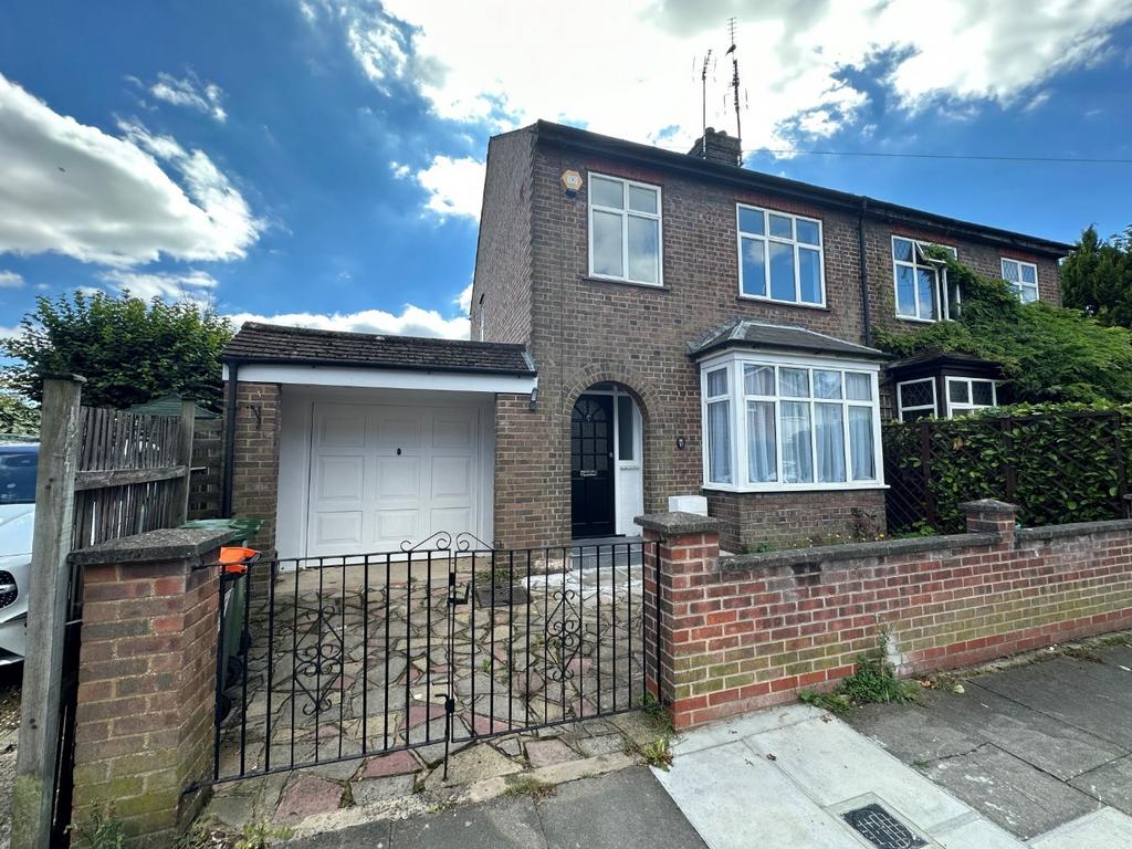 St. Peters Road, Dunstable, Bedfordshire, LU5 4HY 3 bed semidetached