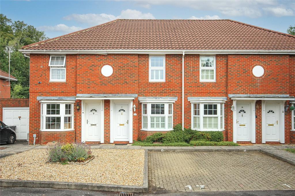 Longcroft Gardens, Welwyn Garden City 2 bed terraced house £1,400 pcm