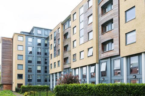 Studio to rent - Market Road
