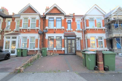 3 bedroom terraced house for sale - Chester Road, London, E7