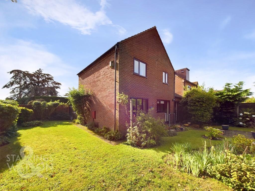 Saxonfields, Poringland, Norwich 3 bed detached house for sale £300,000