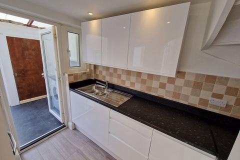 3 bedroom terraced house to rent, Midhurst Avenue, Croydon