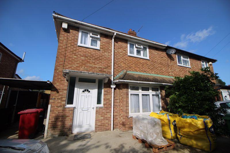 Stoke Poges Lane, Slough, SL1 3 bed semidetached house £1,900 pcm (£