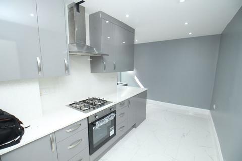 3 bedroom semi-detached house to rent, Stoke Poges Lane, Slough, SL1