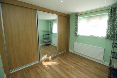 3 bedroom semi-detached house to rent, Stoke Poges Lane, Slough, SL1