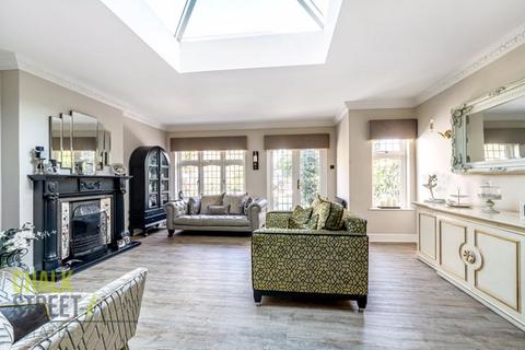 110 Pettits Lane, Romford, RM1 4EJ