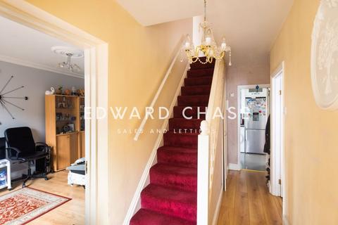 4 bedroom end of terrace house for sale, Chadwell Heath Lane, Romford, RM6