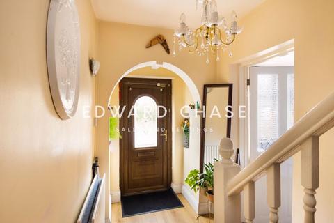 4 bedroom end of terrace house for sale, Chadwell Heath Lane, Romford, RM6
