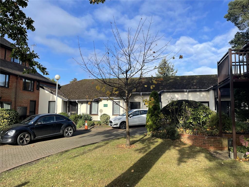 Hartley Wintney, Hook RG27 2 bed bungalow for sale £325,000