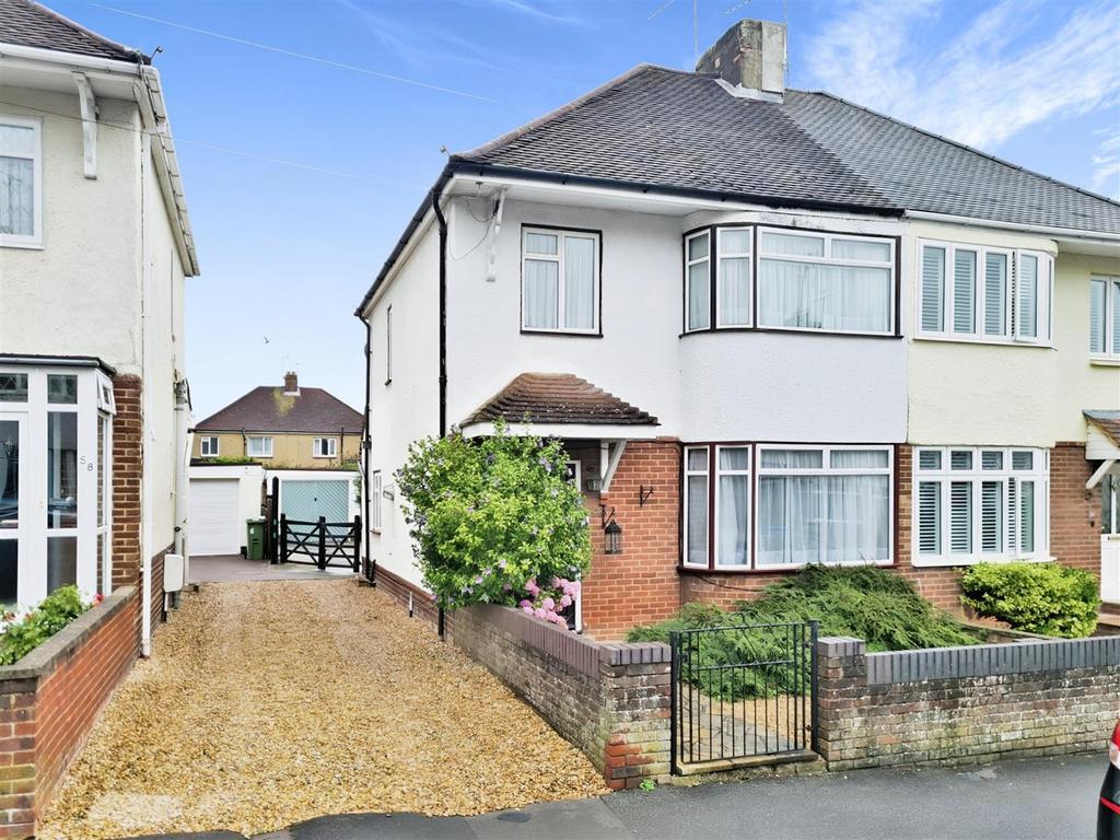 Jubilee Road, Aldershot 3 bed semidetached house £400,000