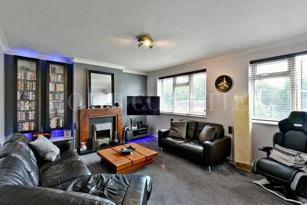 High Street, Potters Bar, EN6 2 bed flat for sale £350,000