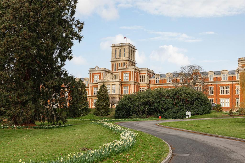 Royal Earlswood Park, Redhill POOL... 1 bed apartment £1,800 pcm (£