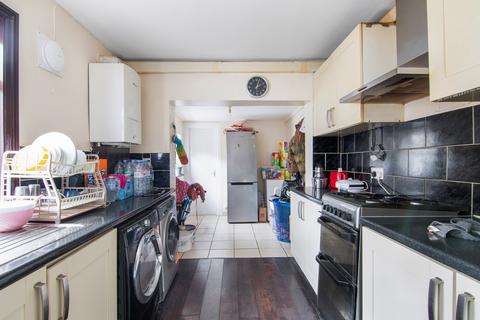 3 bedroom end of terrace house for sale - Wyndham Road, East Ham, London, E6