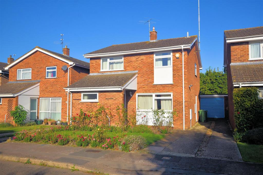 Long Plough, Aston Clinton HP22 3 bed detached house £395,000