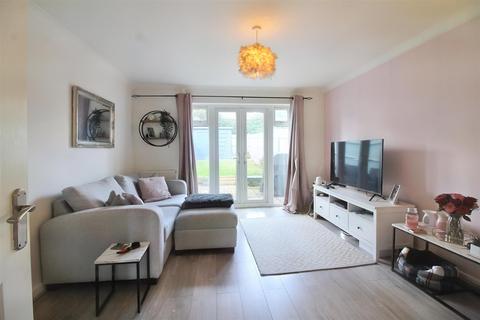 2 bedroom end of terrace house for sale - Field Way, Aylesbury