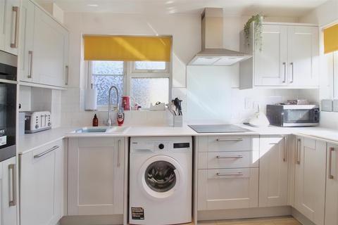 2 bedroom end of terrace house for sale - Field Way, Aylesbury