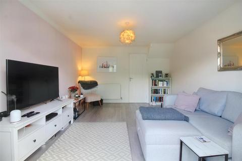2 bedroom end of terrace house for sale - Field Way, Aylesbury