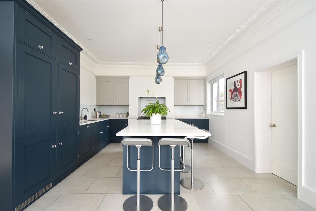 Kitchen &amp; dining room