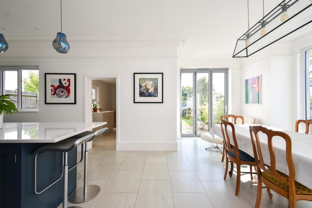 Kitchen &amp; dining room