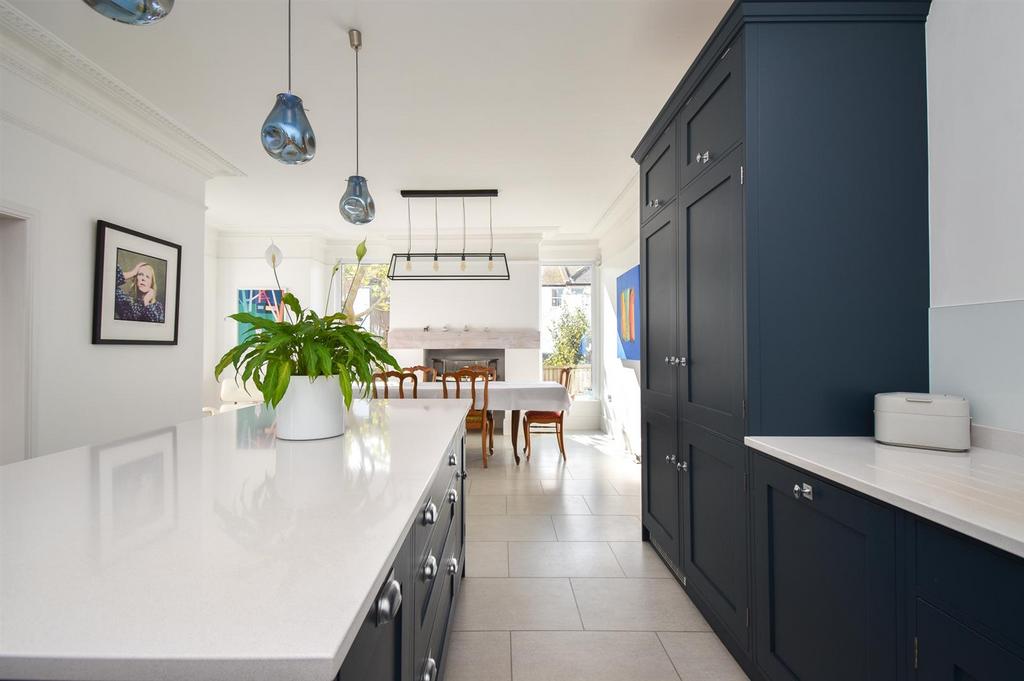 Kitchen &amp; dining room