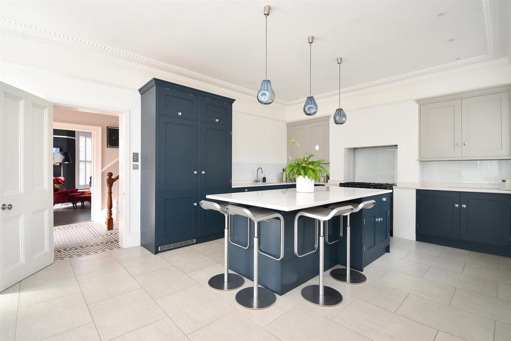 Kitchen &amp; dining room