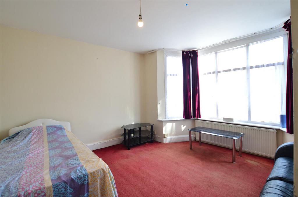 Stoke Poges Lane, Slough 1 bed house £1,500 pcm (£346 pw)