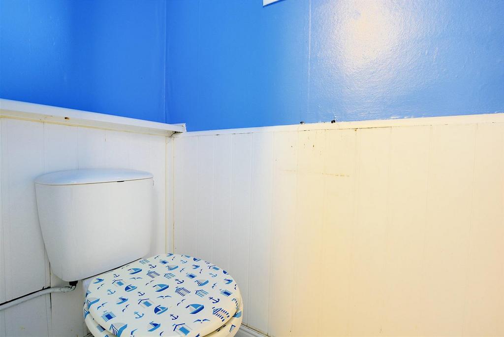 Bathroom WC 2.jpg