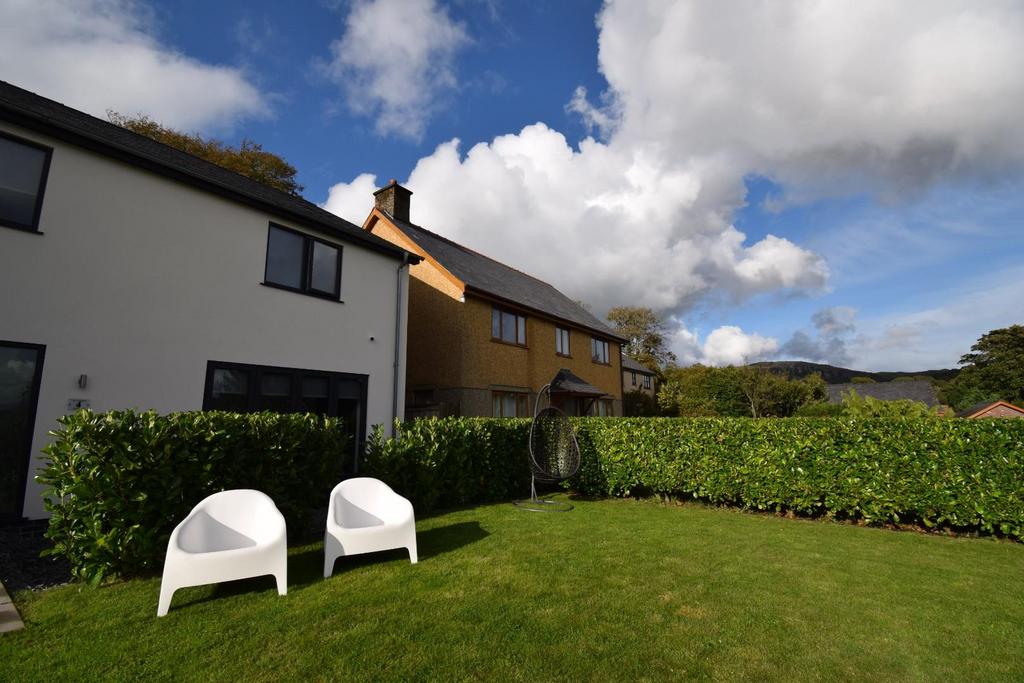 Hendregadredd, Pentrefelin, Criccieth 4 bed detached house for sale £