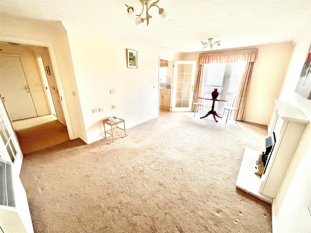Lounge 1.jpg