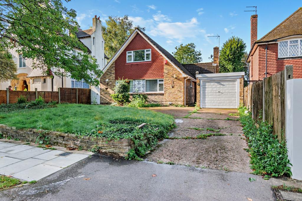The Avenue, Hatch End, Pinner HA5 4 bed detached house for sale £999,950