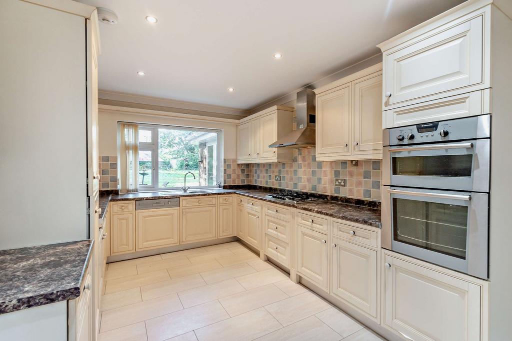 The Avenue, Hatch End, Pinner HA5 4 bed detached house for sale £999,950