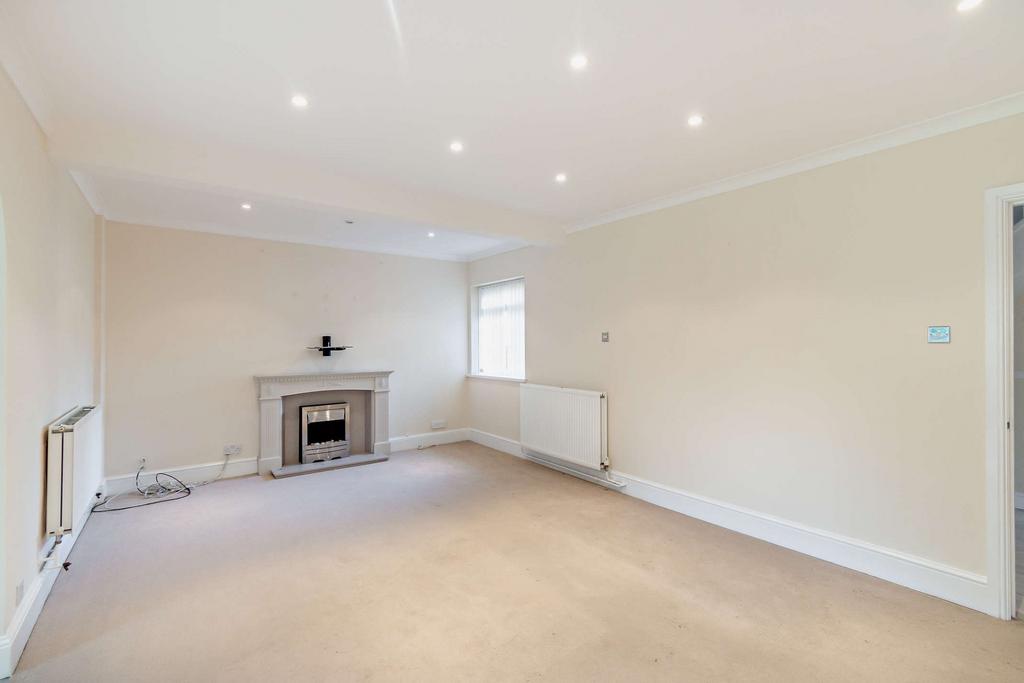 The Avenue, Hatch End, Pinner HA5 4 bed detached house for sale £999,950