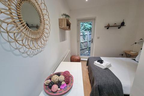 4 bedroom flat to rent, Loampit Hill, London SE13