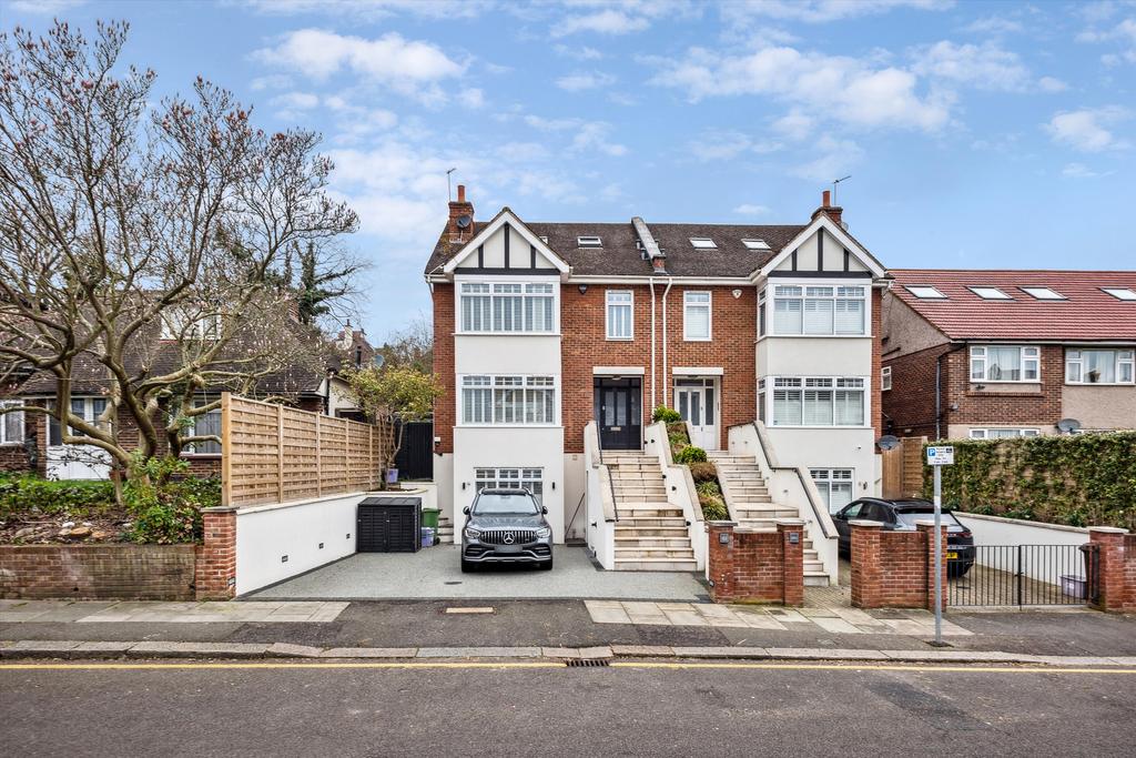 Dora Road, Wimbledon, London, SW19 5 bed townhouse £9,950 pcm (£2,296 pw)