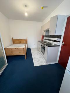 Studio to rent, Kings Avenue, Hounslow TW3