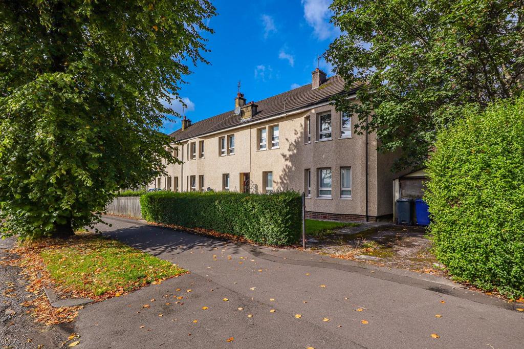 79 Netherhill Road, Paisley 2 bed flat £62,500