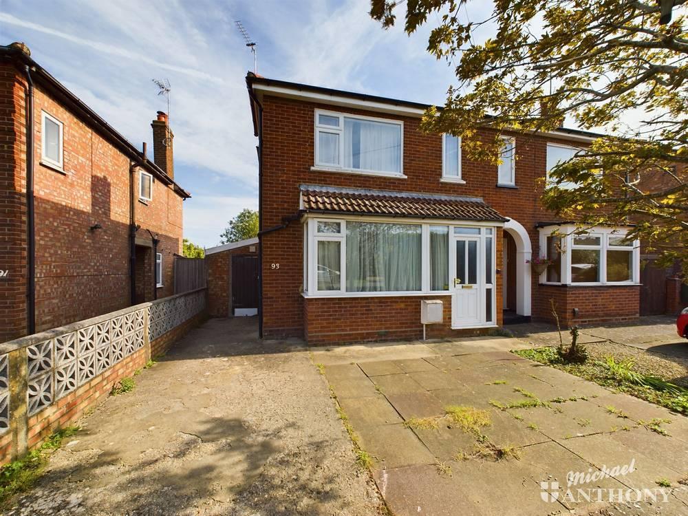 Old Stoke Road, Aylesbury 2 bed semidetached house for sale £300,000