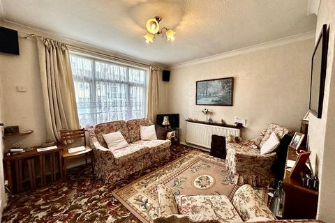 4 Charlbury Crescent, Romford, RM3 8YR
