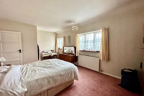 4 Charlbury Crescent, Romford, RM3 8YR
