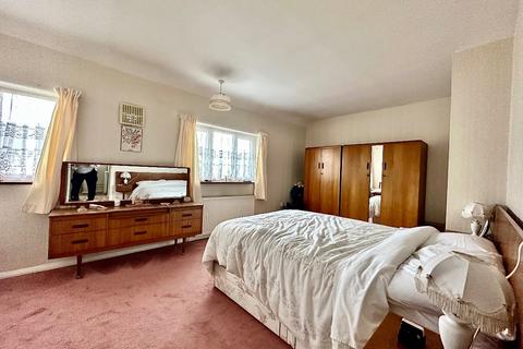 4 Charlbury Crescent, Romford, RM3 8YR