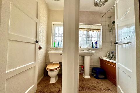 4 Charlbury Crescent, Romford, RM3 8YR