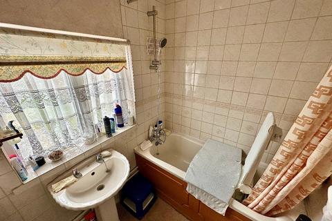 4 Charlbury Crescent, Romford, RM3 8YR