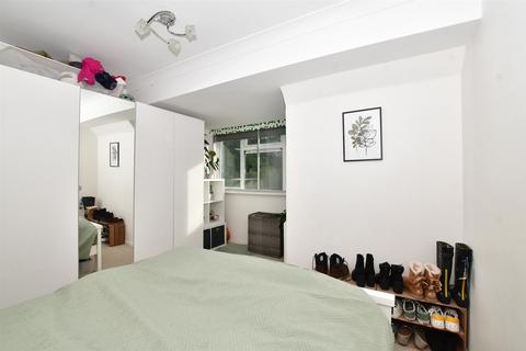 40 Levett Road, Leatherhead, KT22 7EG