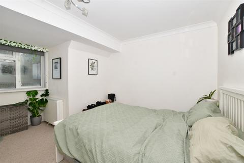 40 Levett Road, Leatherhead, KT22 7EG
