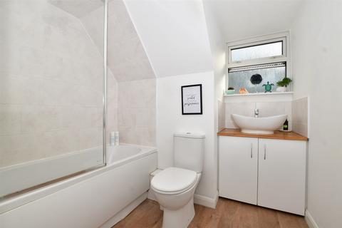 40 Levett Road, Leatherhead, KT22 7EG