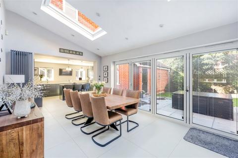 4 bedroom detached house for sale - Juniper Close, Oxted RH8
