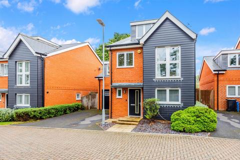 6 Four Oaks, Oxted, RH8 0EZ