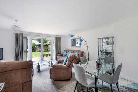 6 Four Oaks, Oxted, RH8 0EZ