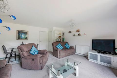 6 Four Oaks, Oxted, RH8 0EZ
