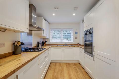 6 Four Oaks, Oxted, RH8 0EZ